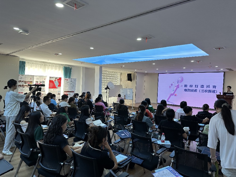 小红帽宽敞明亮的教学环境以及实操设备